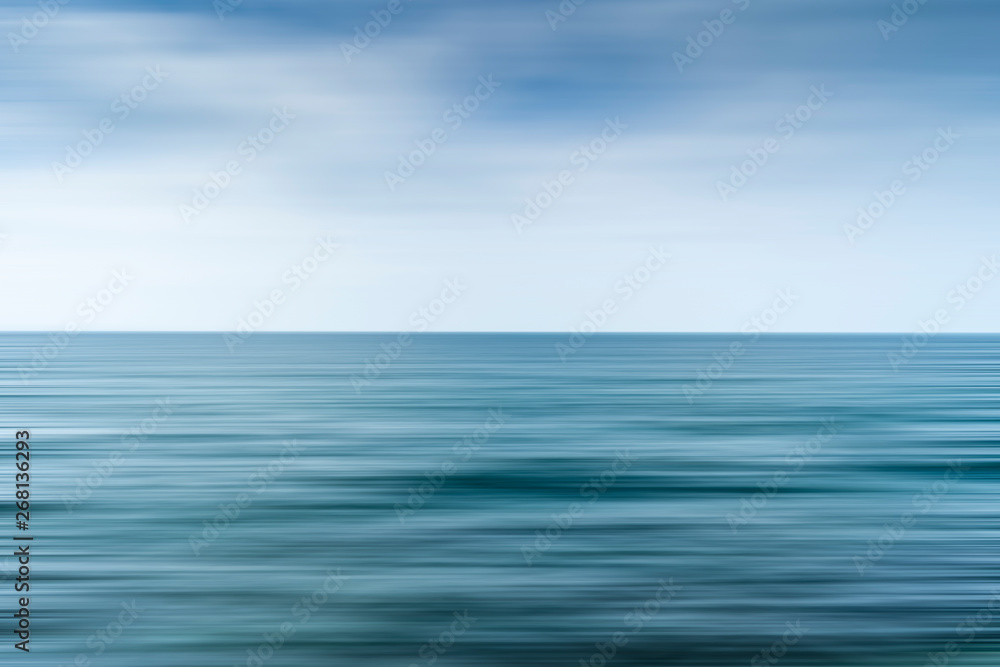 Obraz premium Long exposure shot of clouds over the sea