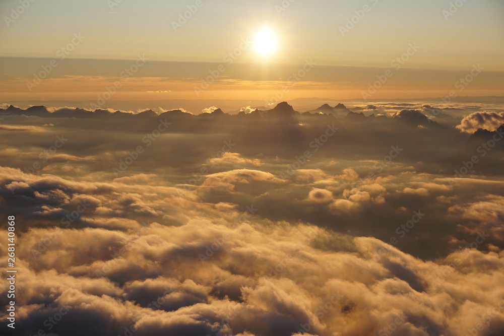 Sonnenuntergang über den Wolken Sonnenuntergang über den Wolken