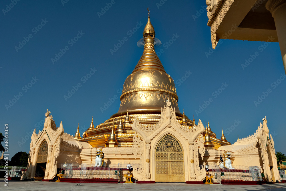 Naklejka premium Schwedagon pagoda in Yangon, Myanmar
