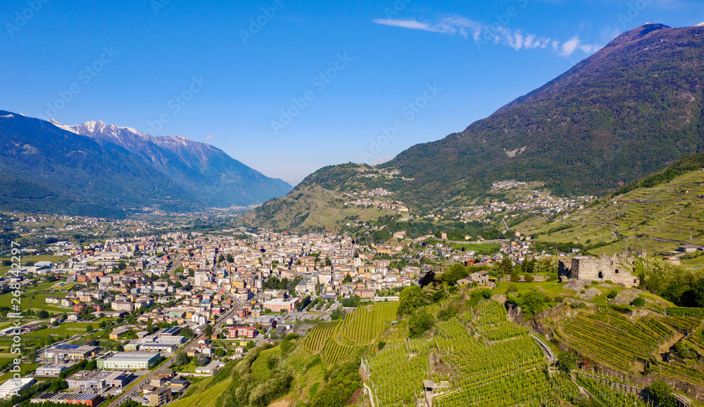 Valtellina (IT) - Vigneti del Grumello nei pressi di Sondrio Valtellina (IT) - Vigneti del Grumello nei pressi di Sondrio