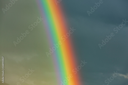 Buntr schöner Regenbogen im Himmel