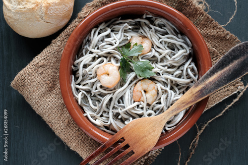Fotografie Gulas with garlic and prawns