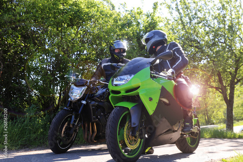 Zwei Motorradfahrer bei einem kurzen Zwischenstopp