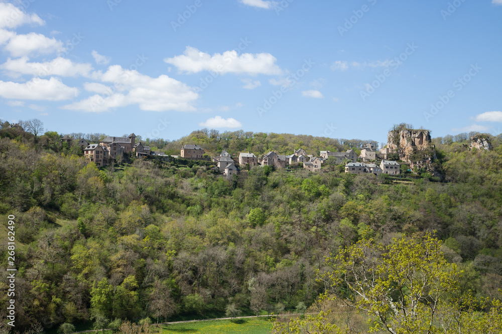 Rodelle village d'Aveyron perché sur une crête