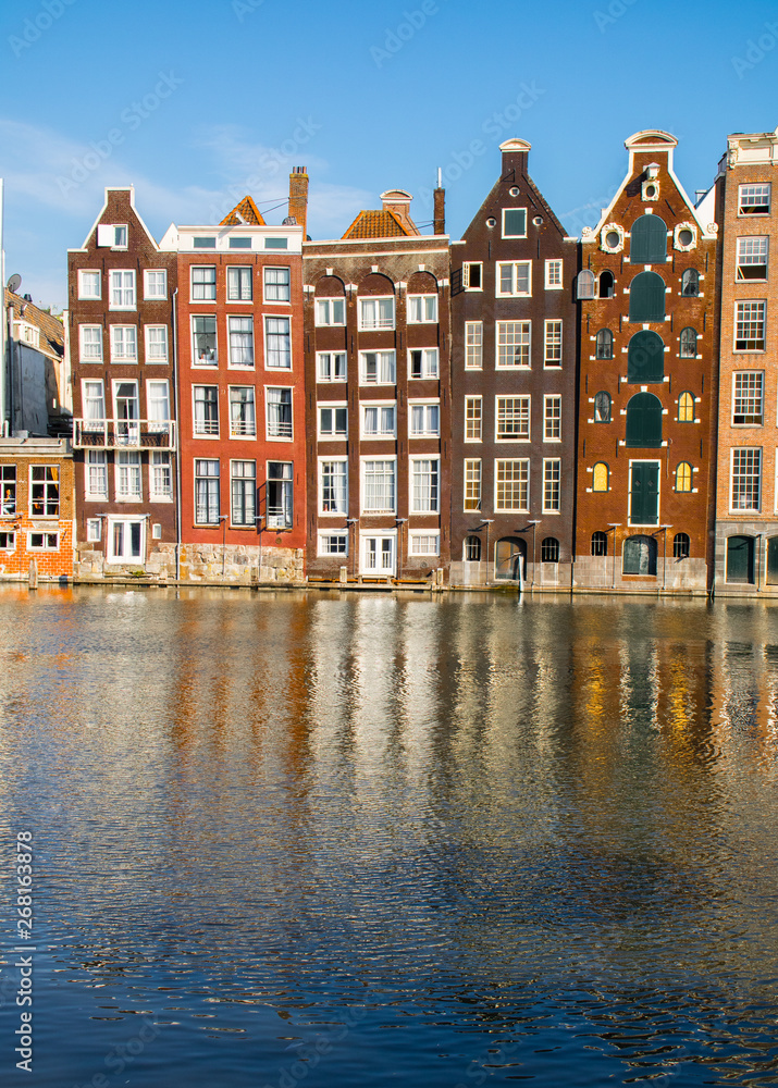Janelas e fachadas em Amesterdã na Holanda. coleção de janelas pelo mundo