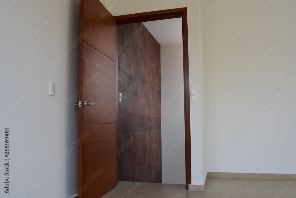 Fototapeta premium puerta de madera con fondo de pared de cerámica roja