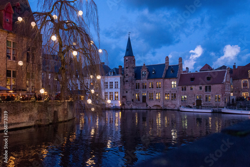 Crepusculo y hora azul Brujas (Brugge) Bélgica, en Navidad