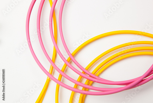 Cables de colores, generando formas geométricas
