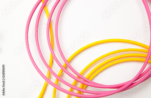 Cables de colores, generando formas geométricas
