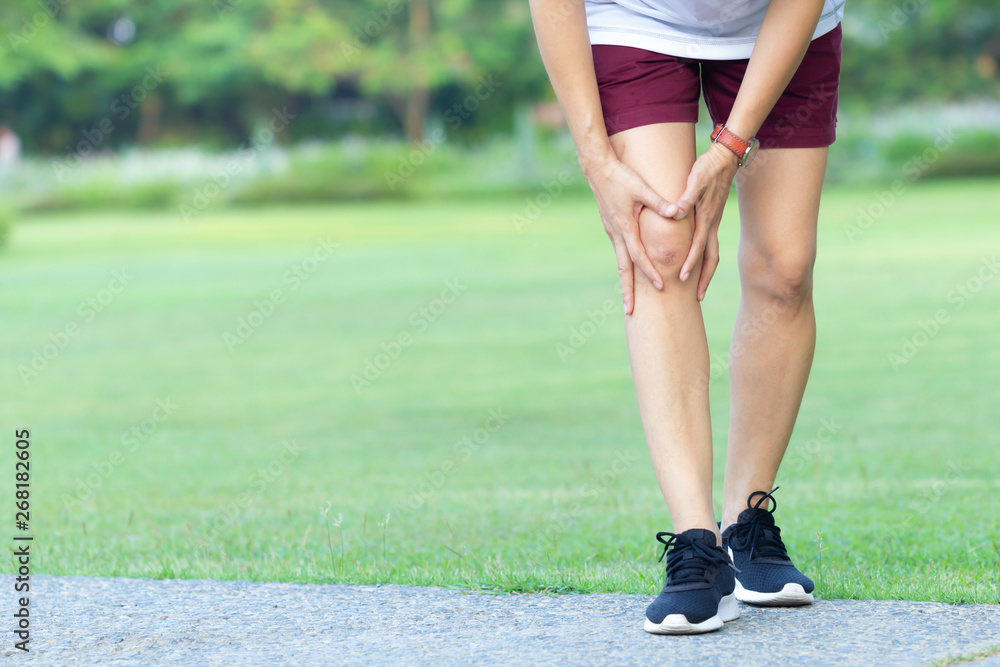 Obraz premium knee injury while running on road in the park.