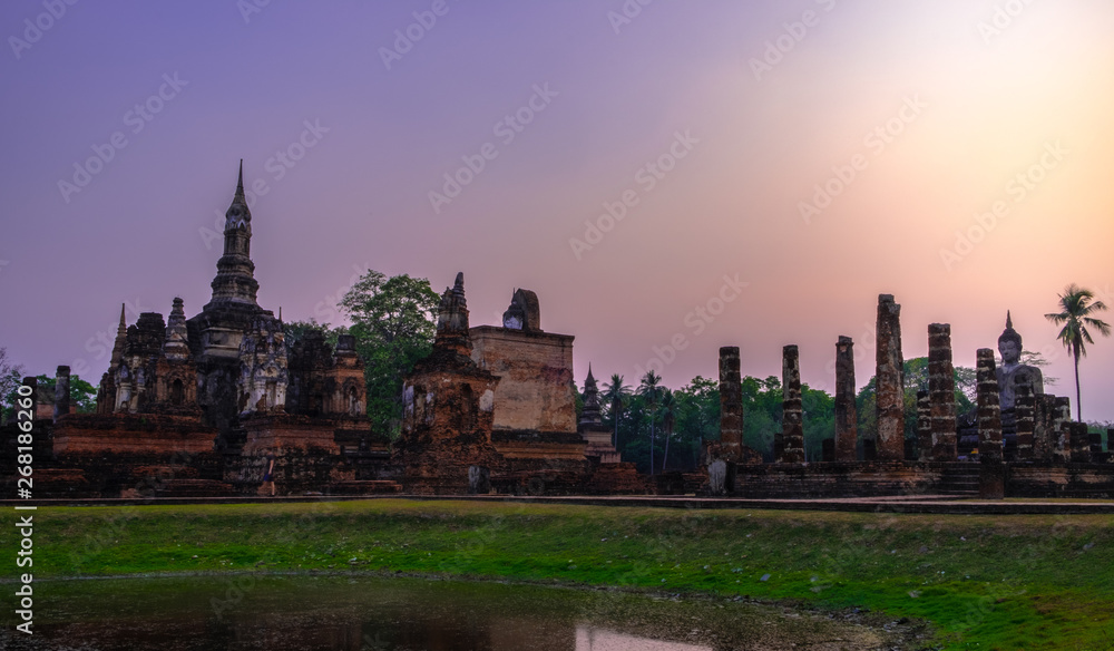 Fototapeta premium Scenery Beautiful Sunset in Wat MahaThat Sukhothai Province , Thailand.