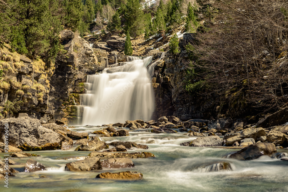 Obraz premium Amazing waterfall in the National Park of Ordesa and Monte Perdido (Ordesa Valley, province of Huesca, Spain)