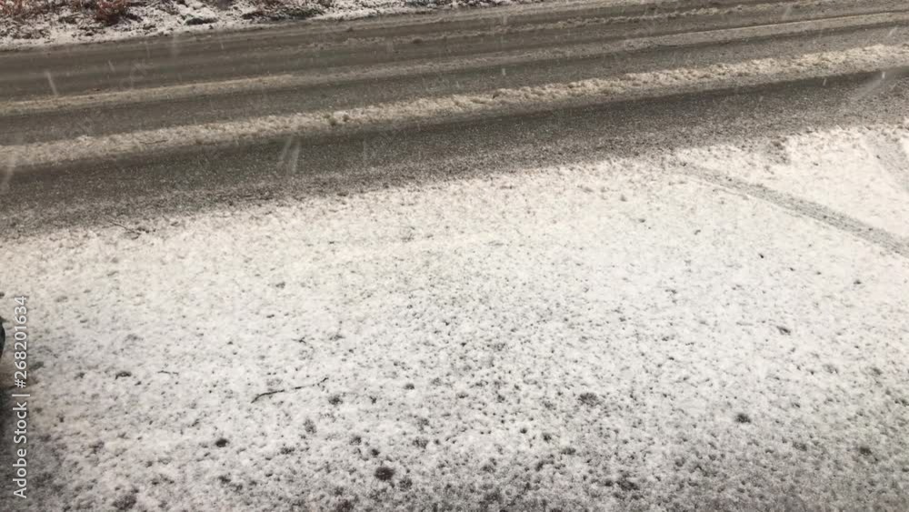 Schneematsch auf einer Straße zum Wintanfang Schneematsch auf einer Straße zum Wintanfang