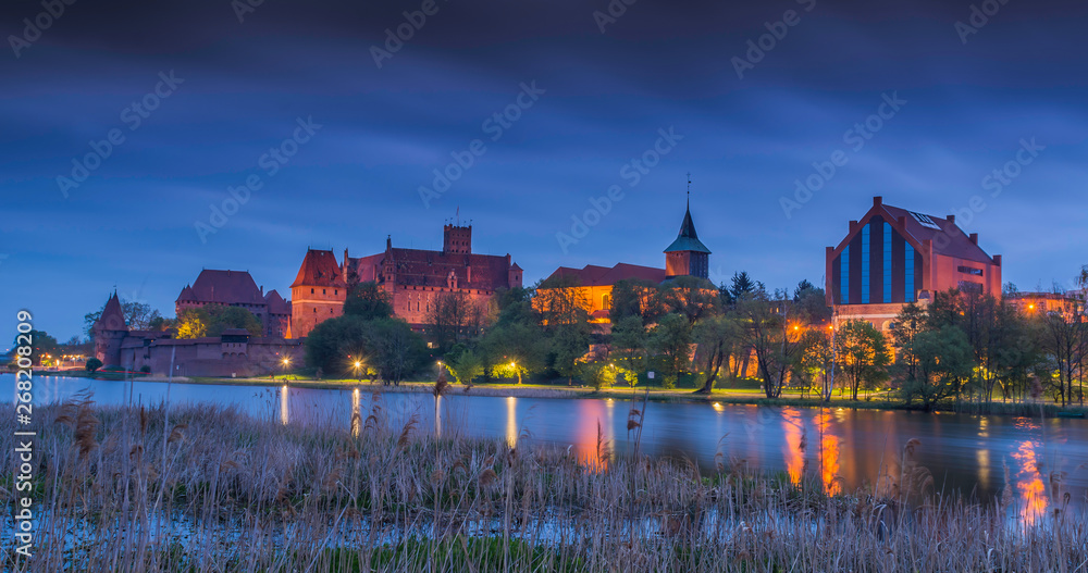 Obraz premium Malbork nad rzeką Nogat największy średniowieczny murowany zamek