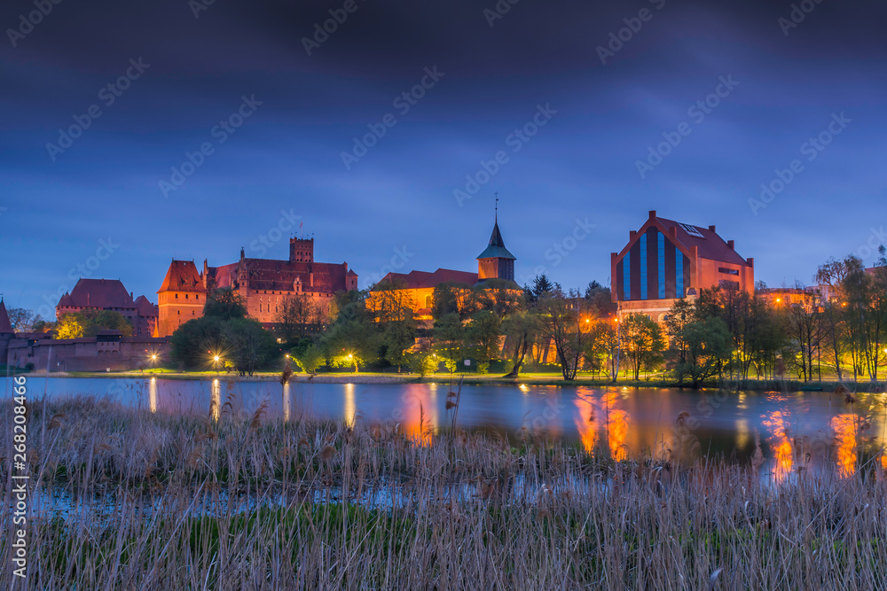 Fototapeta premium Malbork nad rzeką Nogat największy średniowieczny murowany zamek