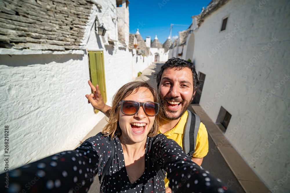 Φωτογραφία happy tourist take selfie photo in Alberobello town, Apulia, southern Italy