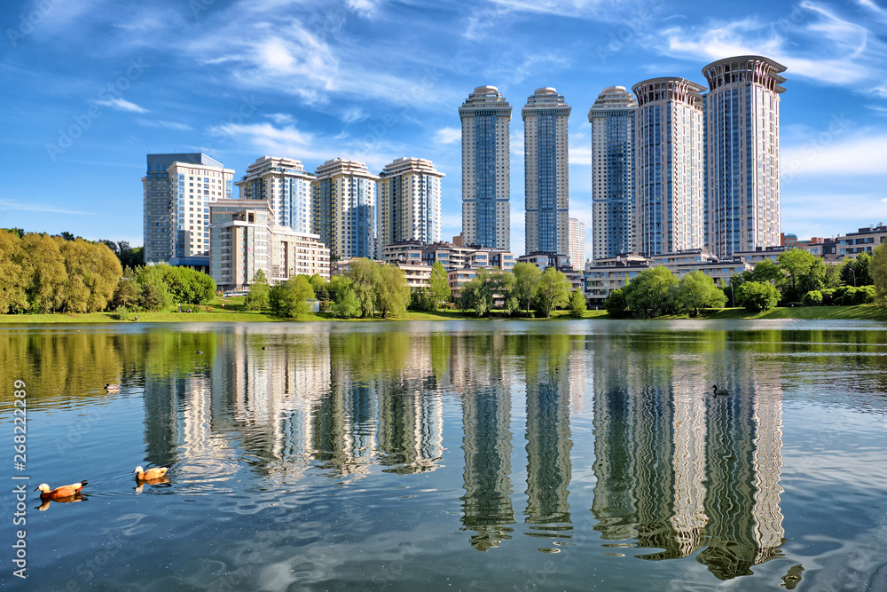 Φωτογραφία moscow city russia skyline modern residential building and park with duck pond u