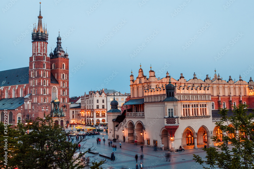 Obraz premium view of the main square of krakow and mariac church at spring