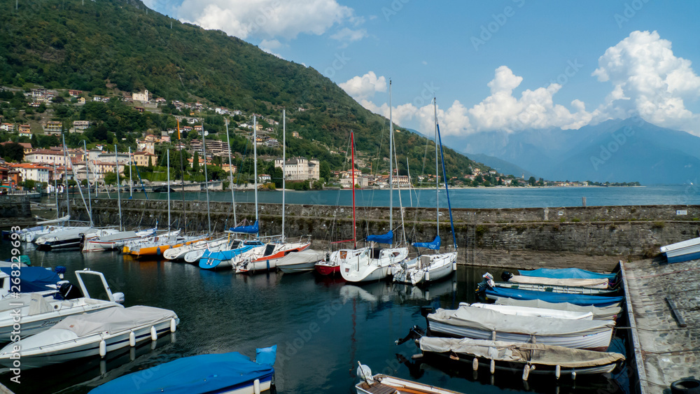 Segelboote, Schiffe, im kleinen Hafen von Gravedona, am Comer See, Italien