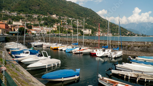 Segelboote, Schiffe, im kleinen Hafen von Gravedona, am Comer See, Italien