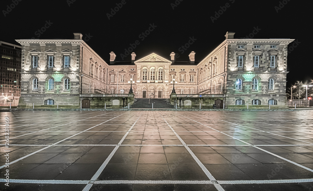 Fototapeta premium Custom House Belfast Square at night