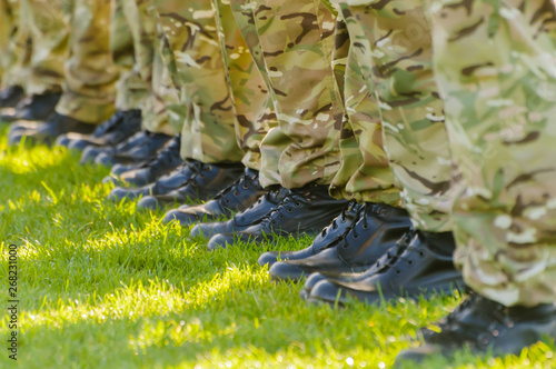 Obraz na płótnie Soldiers on parade on a grassy field.