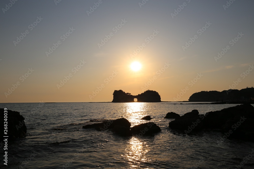 円月島に沈む夕日