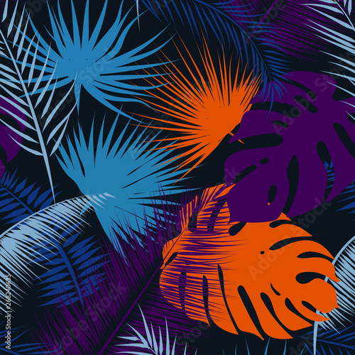 Tropical leaves seamless pattern. Summer palm jangle background.