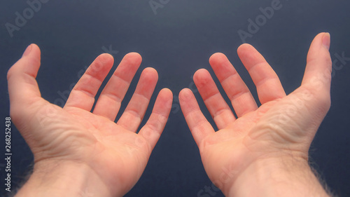 Fotografie outstretched arms with open palms