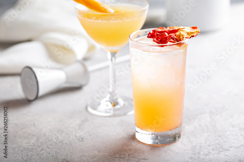 Obraz na plátně Variety of refreshing coctails with ice in glasses