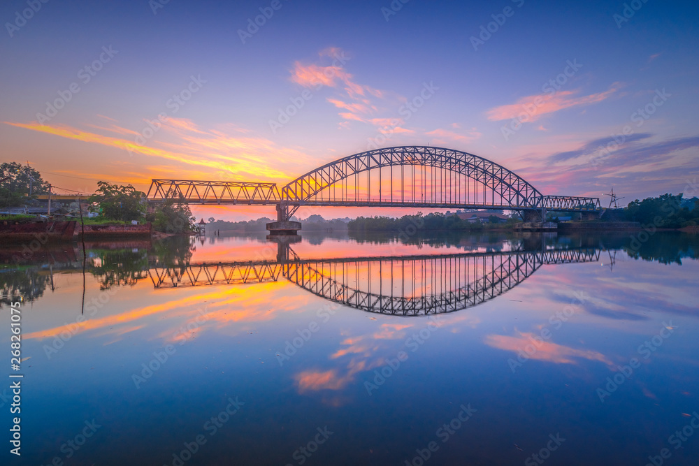 Naklejka premium early morning in the bridge, 