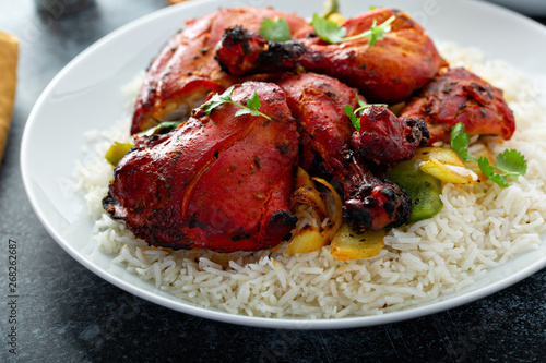 Foto Whole tandoori chicken with jasmine rice, indian food