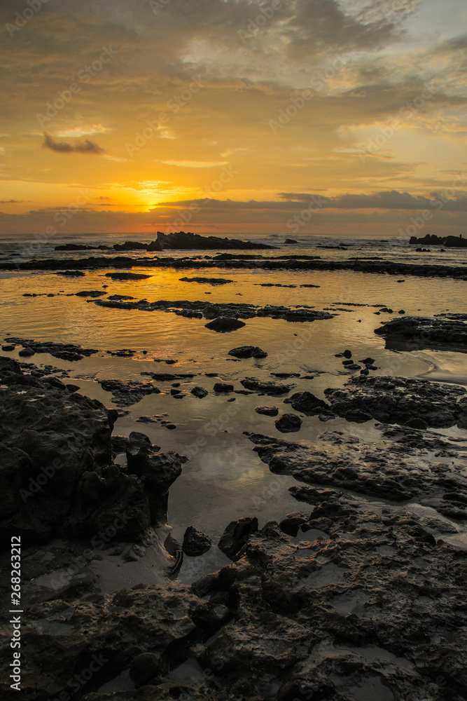 Magnifique couché de soleil sur la plage de Santa Teresa au Costa Rica