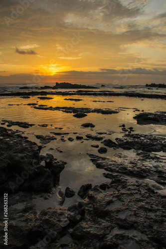 Magnifique couch   de soleil sur la plage de Santa Teresa au Costa Rica