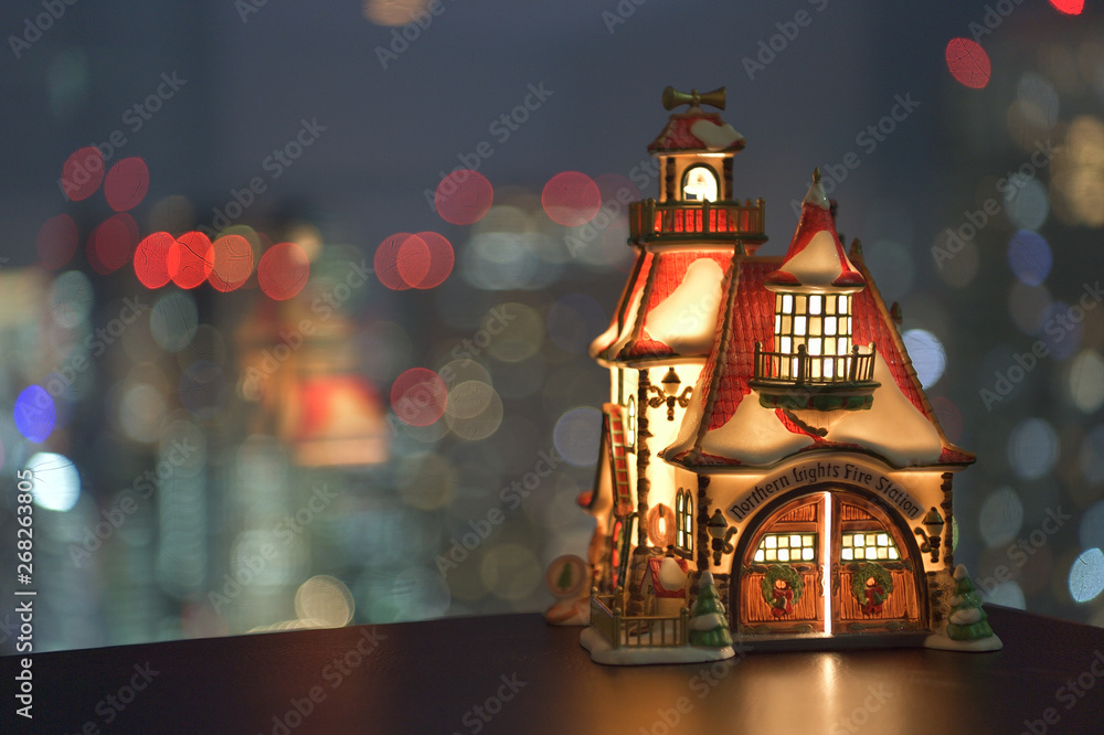 東京都港区浜松町の夜景が見えるビルにあった光る小さな家の置物
