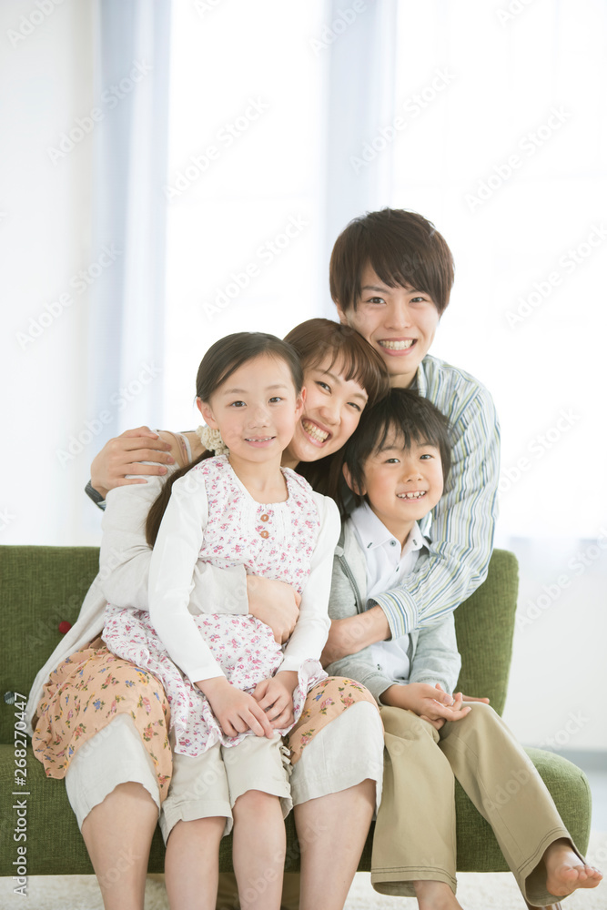 ソファーに座り微笑む家族 ソファーに座り微笑む家族