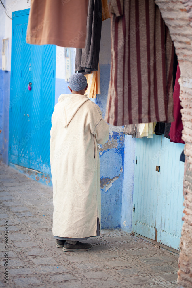 Moro con chilaba en Chauen, Marruecos