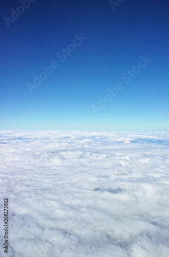 空撮。青空と雲海