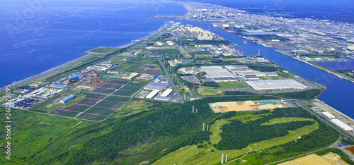北海道苫小牧市、苫小牧港の空撮風景。