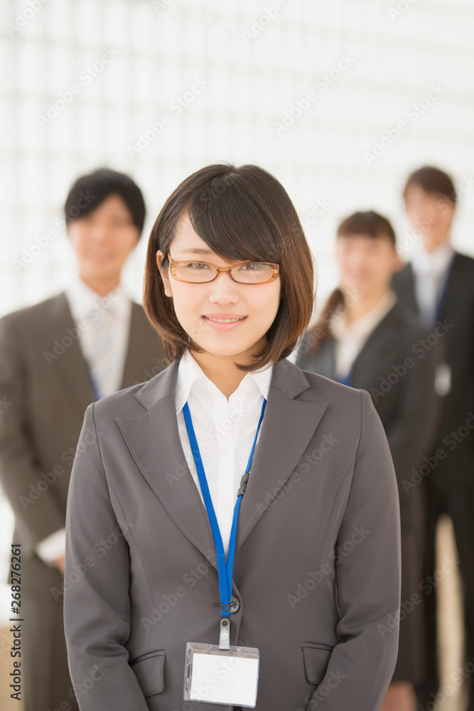 オフィスで微笑むビジネスウーマンとビジネスマン