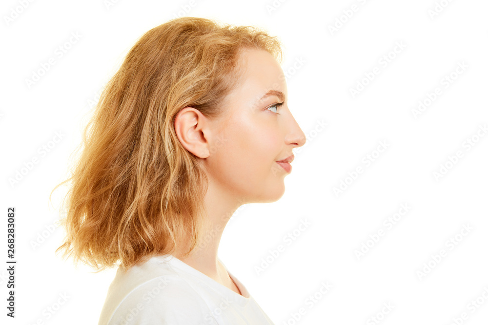Junge blonde Frau seitlich im Profil Junge blonde Frau seitlich im Profil
