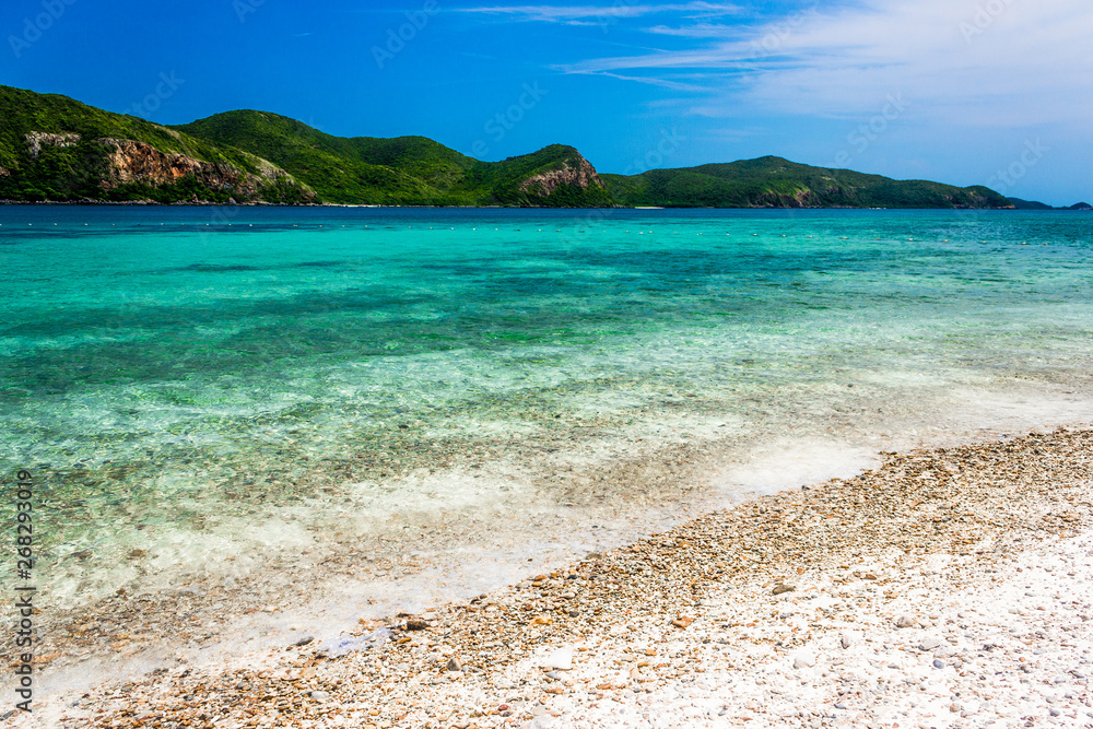 Obraz premium Tropical island rock on the beach with blue sky. Koh kham pattaya thailand.