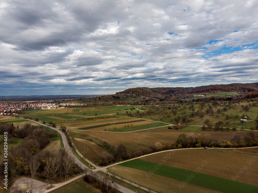 Kleine Straße in der Landschaft - Luftbild Kleine Straße in der Landschaft - Luftbild