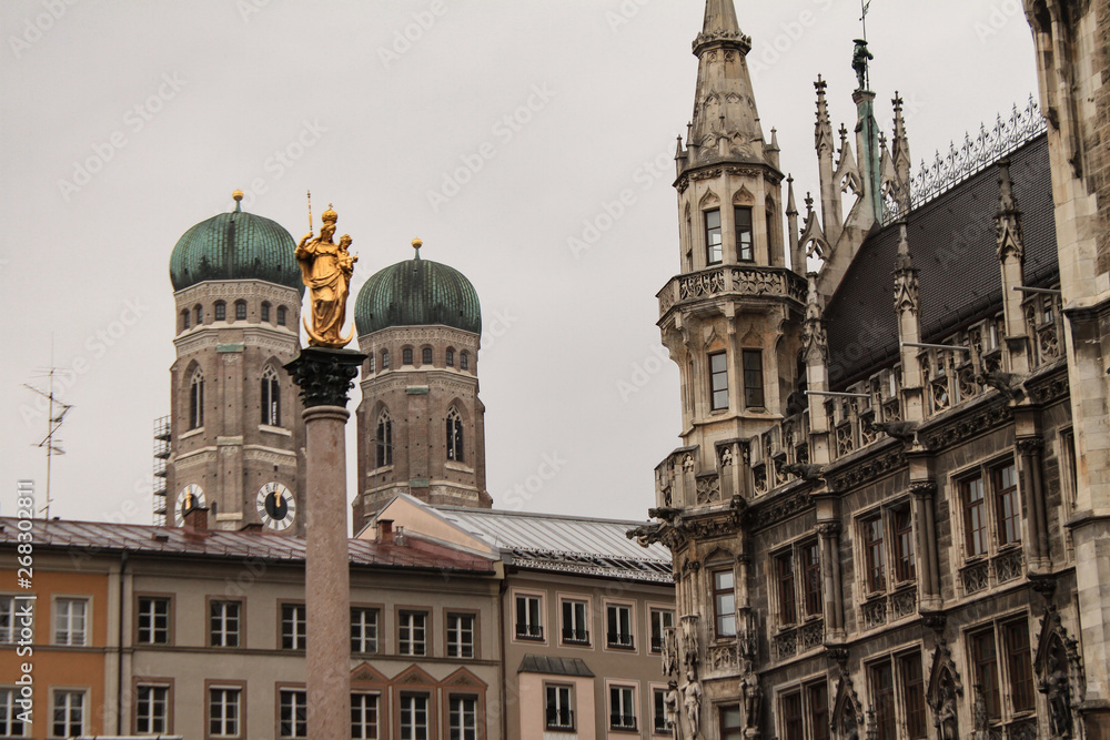 Münchner Wahrzeichen / Mariensäule und Frauenkirche vom Marienplatz aus gesehen