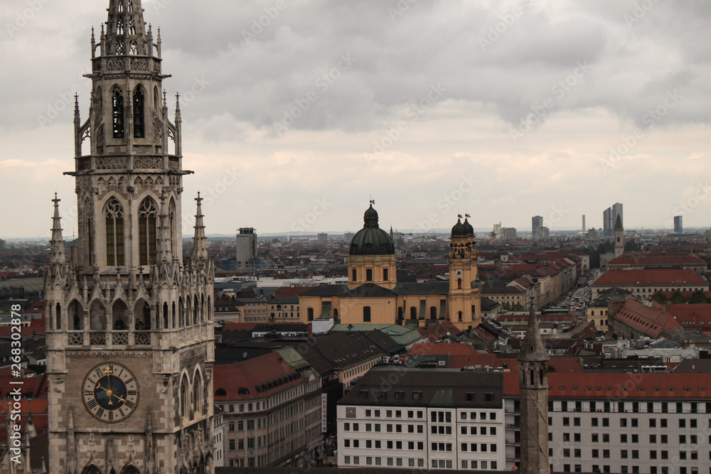 Münchner Wahrzeichen: Rathausturm und Theatinerkirche
