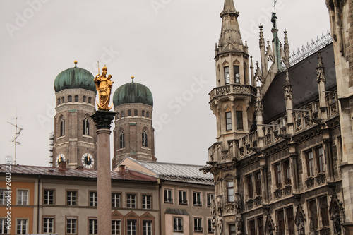 M  nchner Wahrzeichen   Mariens  ule und Frauenkirche vom Marienplatz aus gesehen