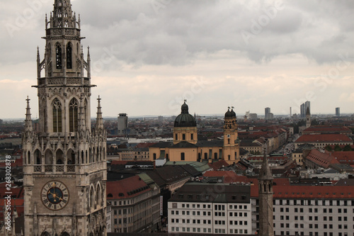 Münchner Wahrzeichen: Rathausturm und Theatinerkirche