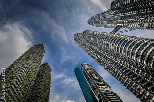 Kuala Lumpur   Malaysia  Wolkenkratzer mit B  umen und Blick nach oben