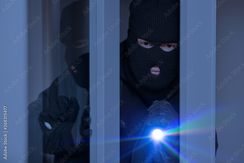 Einbrecher nachts an Fenster vom Haus Stock Photo Adobe Stock