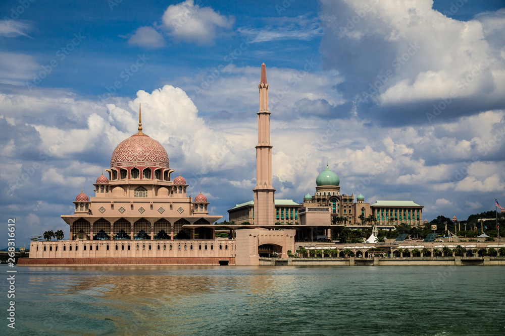 Fototapeta premium Putrajaya Putra Moschee in Malaysia